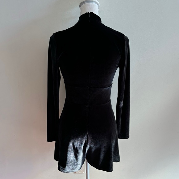 Express Women's Black Velvet Velour Plunging Neckline Long Sleeve Romper Size XS - Picture 7 of 10